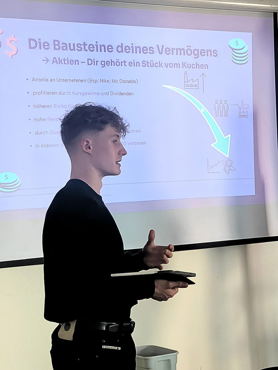 Elias Tandel erklärt im Workshop, wie Aktien als Baustein des Vermögens funktionieren